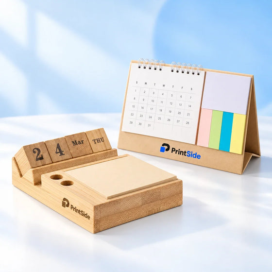 Evighetskalender i bambu och skrivbordskalender i kraftpapper med PrintSide-logotyper.