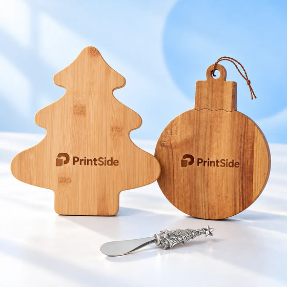 Gran- och julkulsformade serveringsbrädor av trä med festlig ostkniv och PrintSide-gravyr.