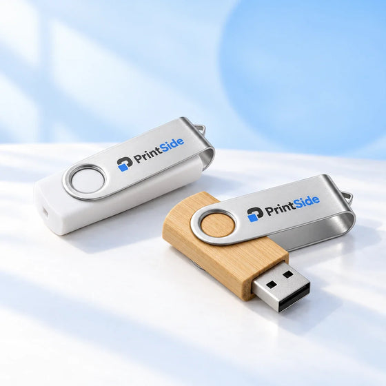 USB-minnen i bambu och vitt med vridbara skydd och PrintSide-logotyper.